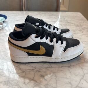 ✨ Air Jordan 1 Low – Black / White / Metallic Gold ✨